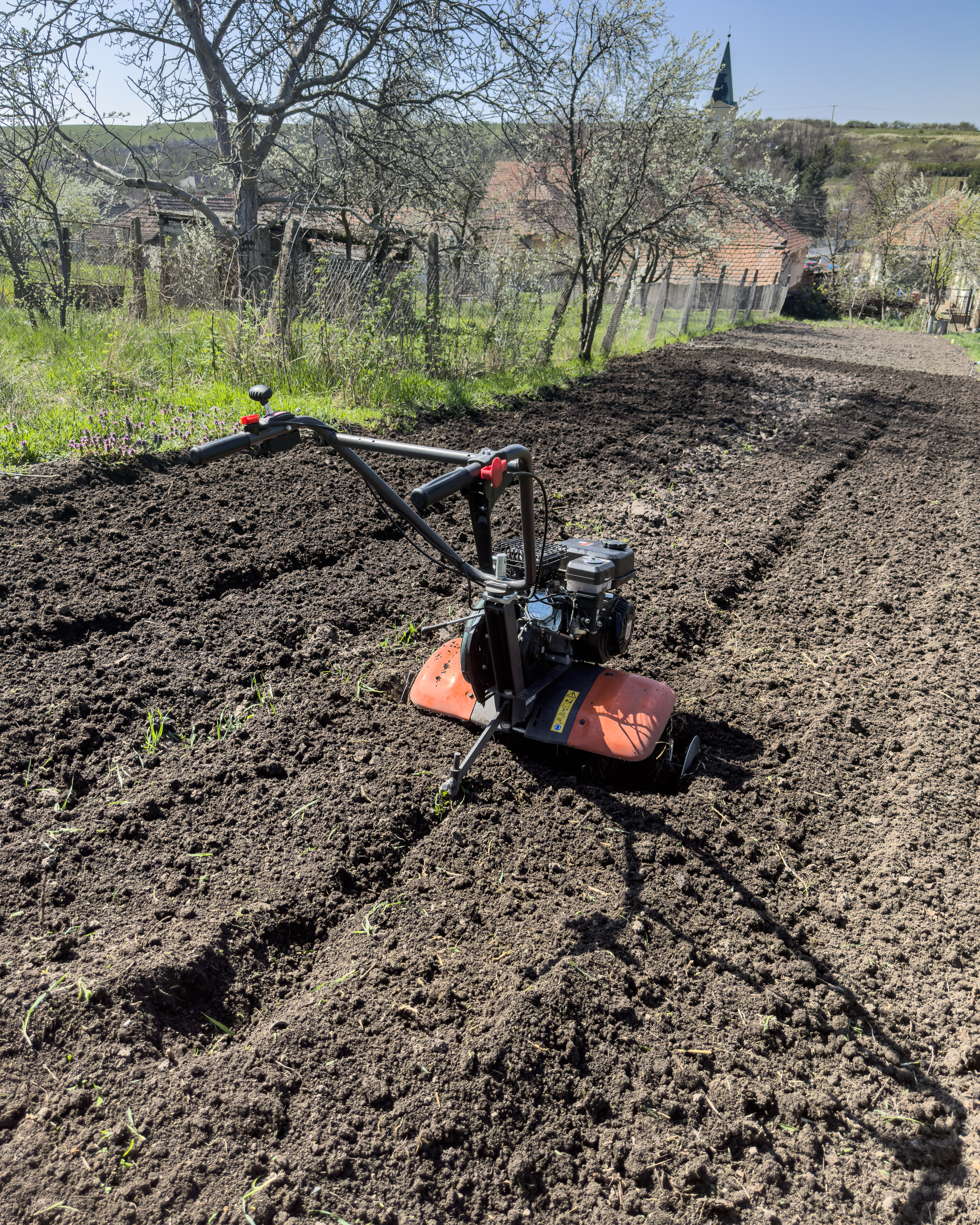 rotakapálás – motoros talajmaró gép felszántott sorok Mezőkövesd | Tiszta Zóna