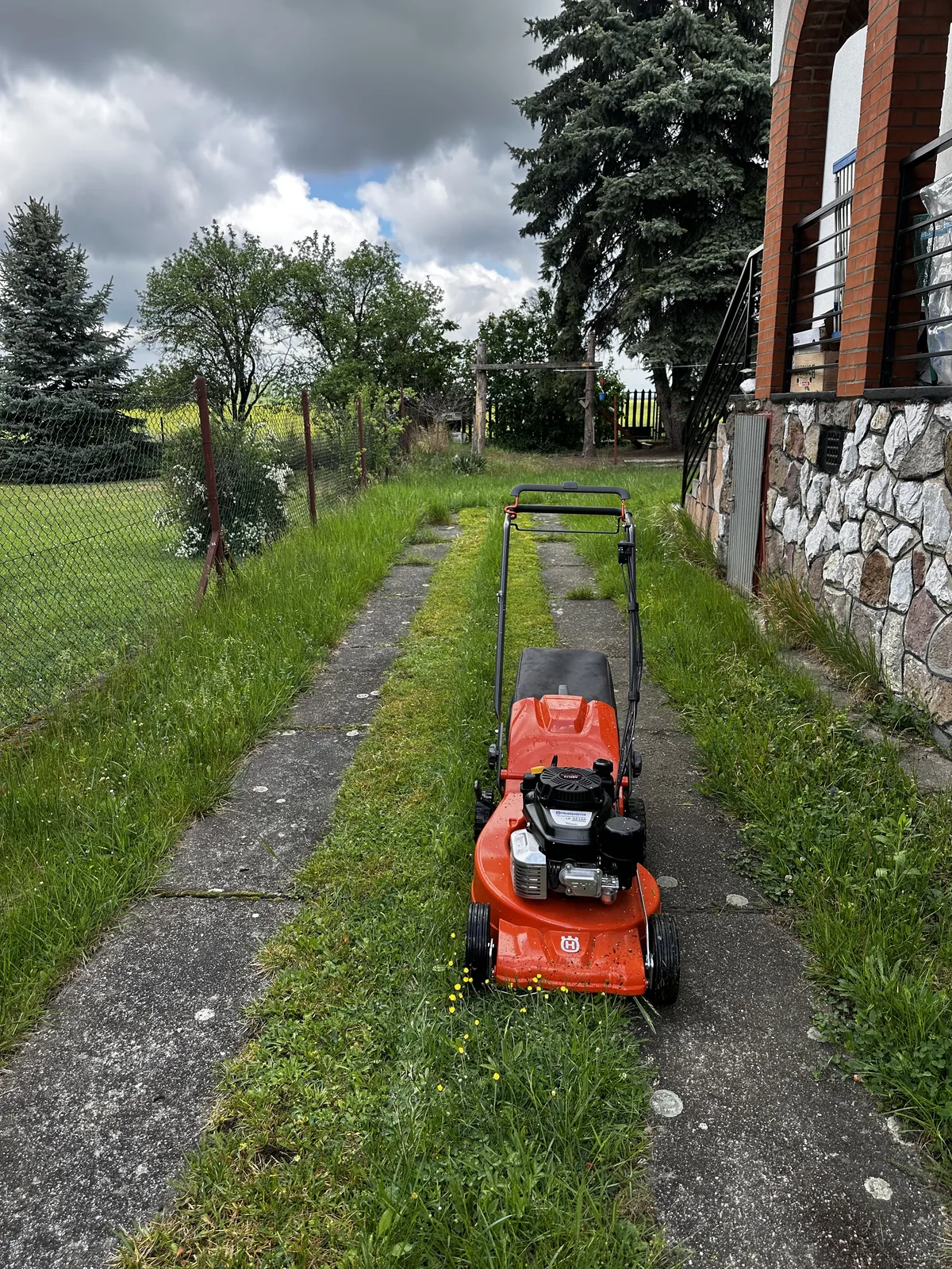 fűnyírás közben – Husqvarna gép bejárón, munka közben | Tiszta Zóna