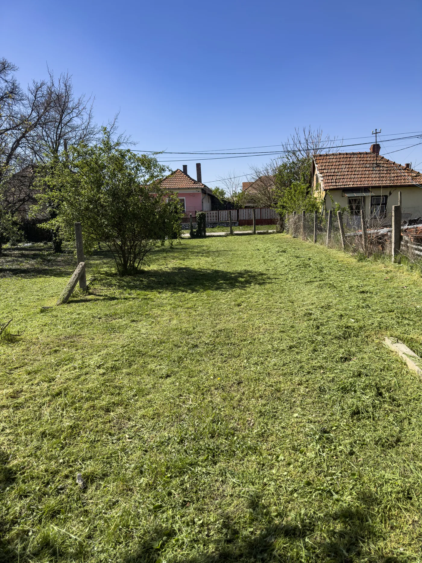 fűnyírás után – rendezett kert Mezőkövesd | Tiszta Zóna