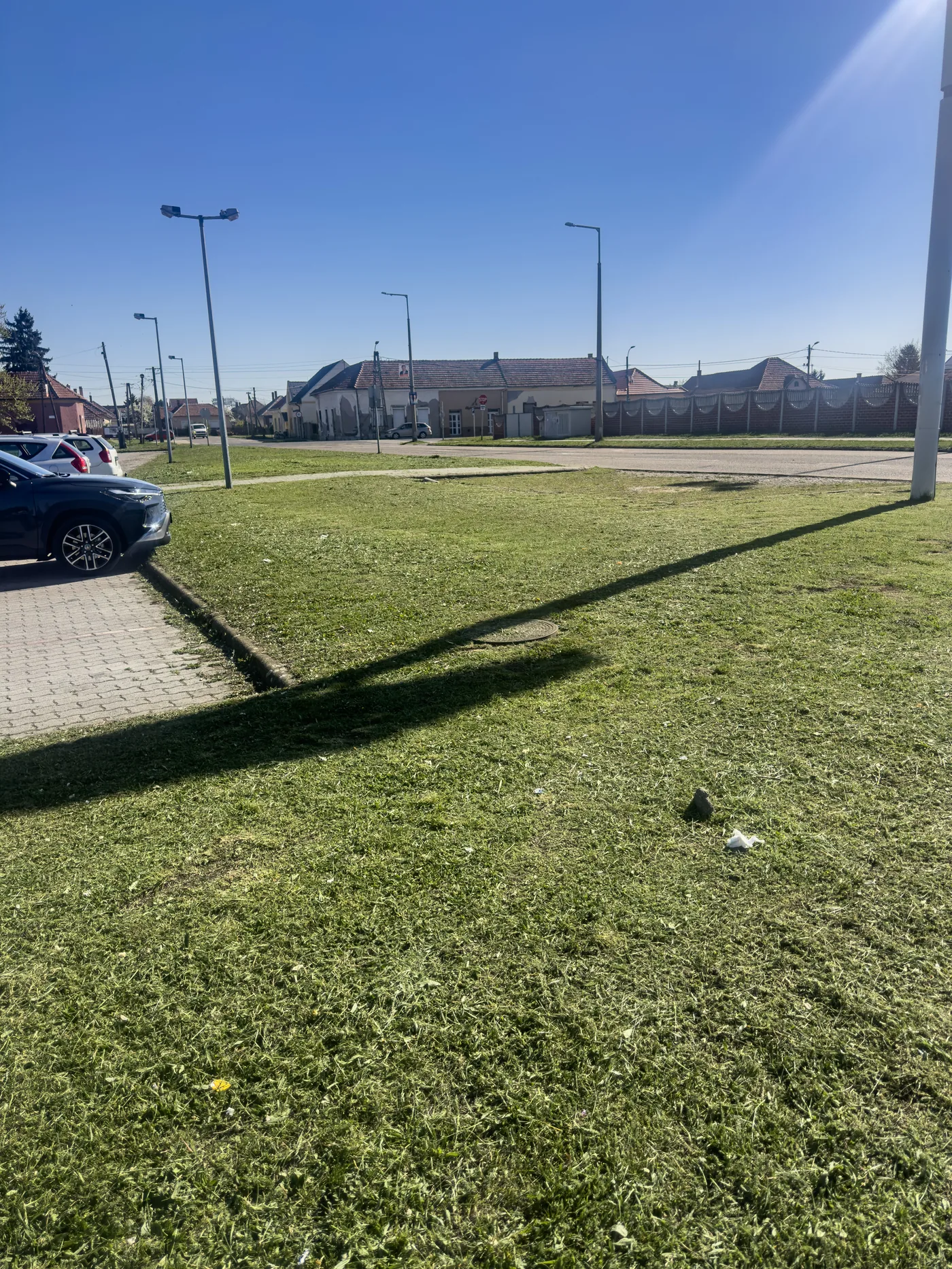 fűnyírás után – rendezett közterület Mezőkövesd | Tiszta Zóna