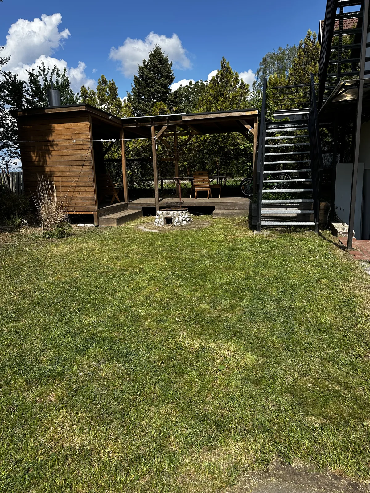 fűnyírás utána – szép rendezett magánkert, pergola | Tiszta Zóna