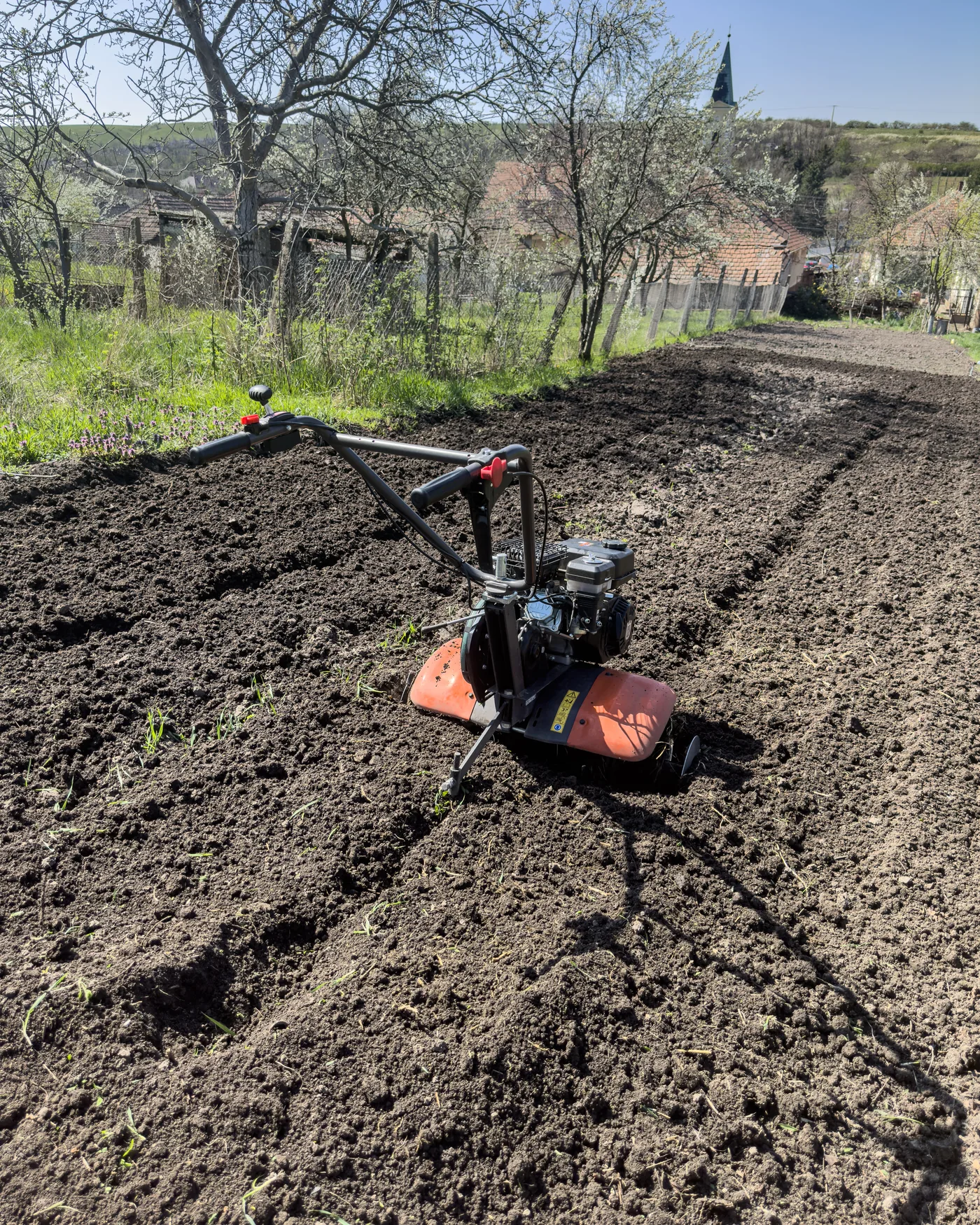 rotakapálás – motoros talajmaró gép felszántott sorok | Tiszta Zóna