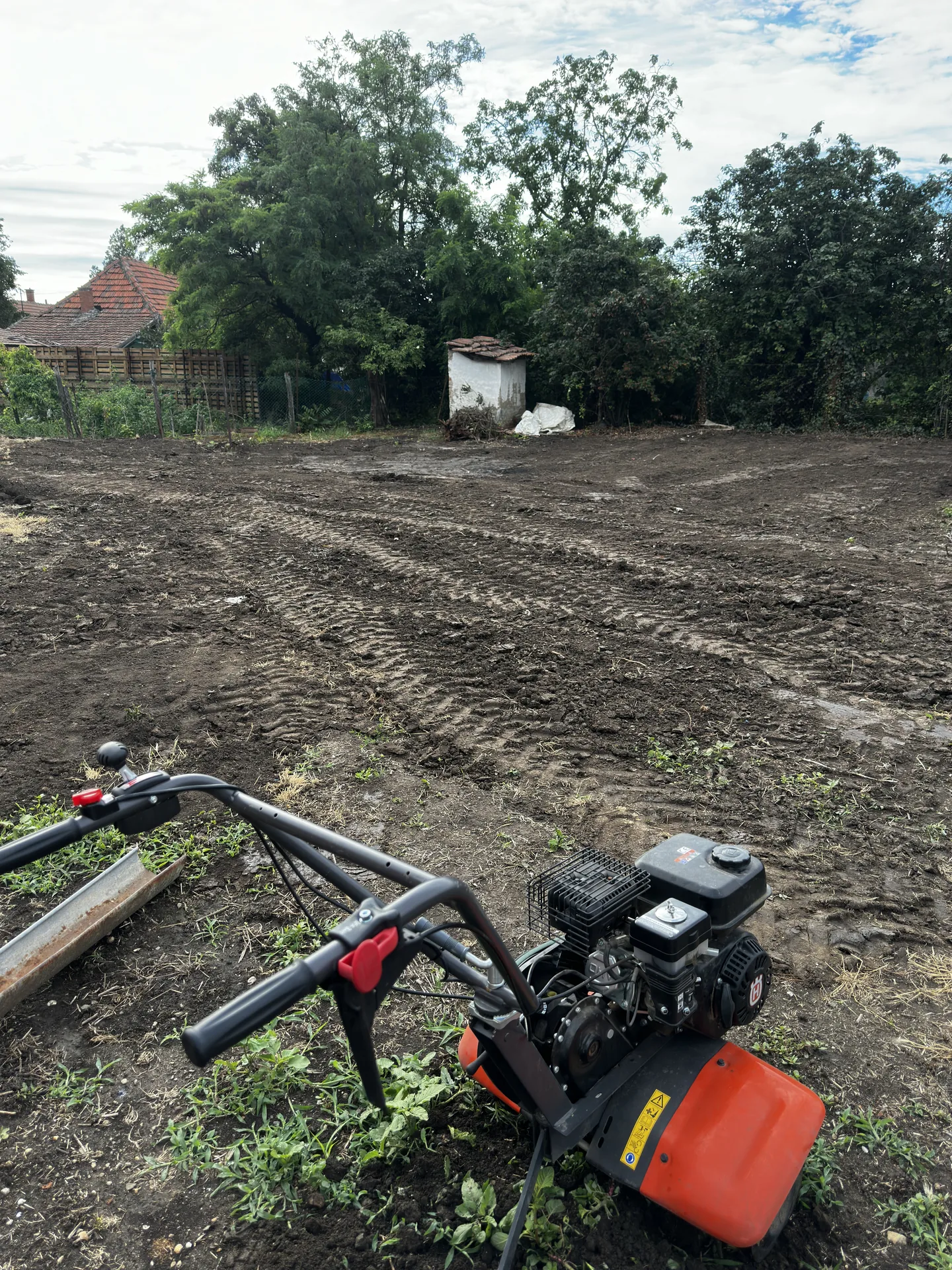 Rotakapa gép a felszántott udvaron – rotakapálás | Tiszta Zóna